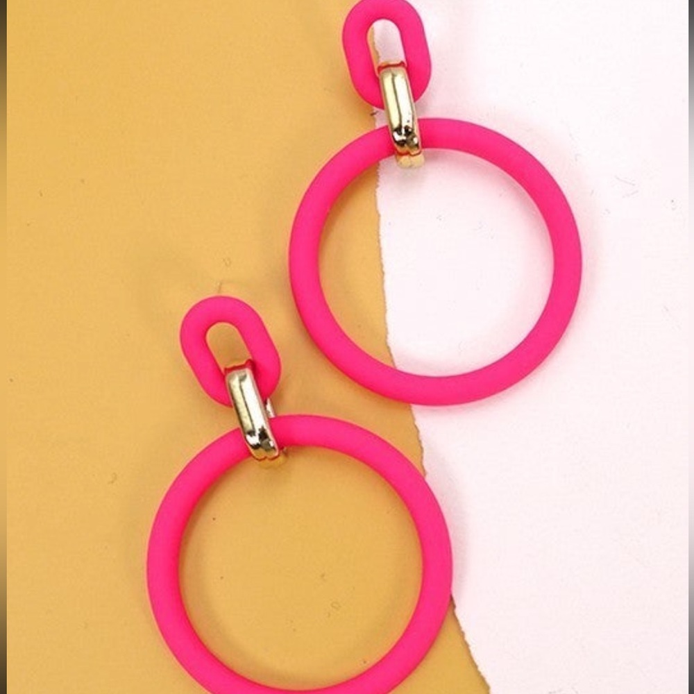 🙂NEW🙂 Beautiful bold pink and gold women’s earrings. Perfect for summertime.